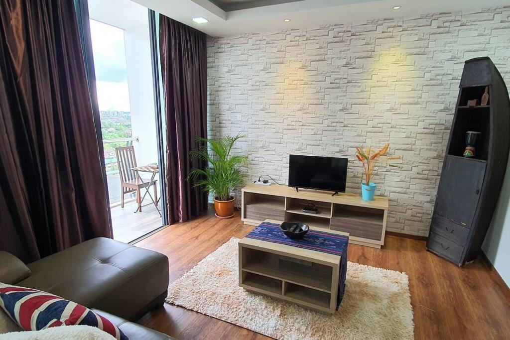 Vivacity Jazz Suites 2 New Cozy Home Lv8 Кучинг Екстериор снимка